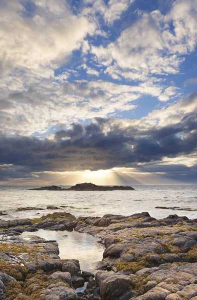 Skalnatá krajina na severním pobřeží Skotska na oblačné zádi — Stock fotografie