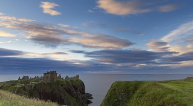 Withh karanlık bulutlar ve okyanus manzara Dunnottar kalesi kalıntıları