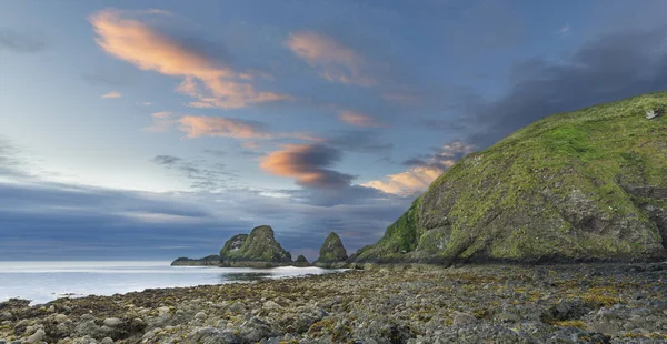Βραχώδες τοπίο σχετικά με τη βόρεια ακτή της Σκωτίας σε νεφελώδη μετά — Φωτογραφία Αρχείου