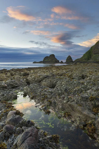 Steniga landskap på norra kusten av Skottland på grumlig afte — Stockfoto