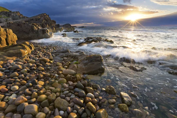 Rocky landscape on the northern coast of Scotland on  cloudy aft — Stock Photo, Image