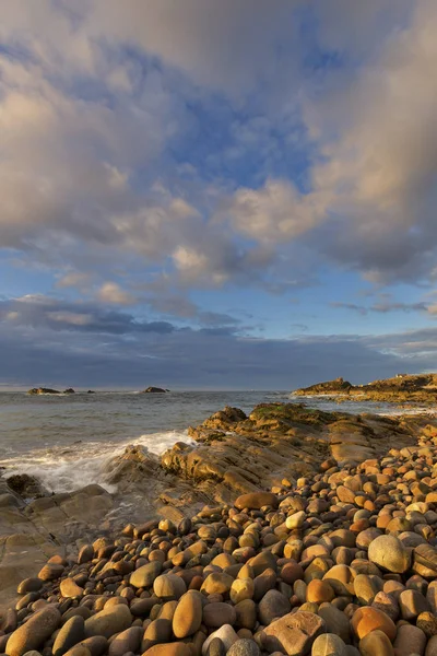 Felsige Landschaft an der Nordküste Schottlands an bewölkten Nachmittagen — Stockfoto