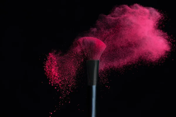 Cepillo Maquillaje Con Explosión Polvo Rosa Aislado Fondo Negro Fotos de stock libres de derechos