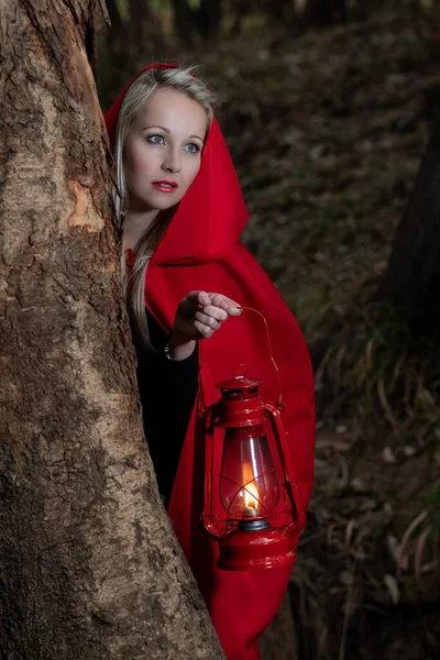 Attraktiv Kvinna Klädd Liten Röd Ridning Hood Promenad Mörk Skog — Stockfoto
