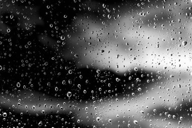 Siyah cam üzerinde yağmur damlaları