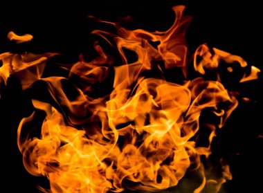 alevler siyah arkaplanda