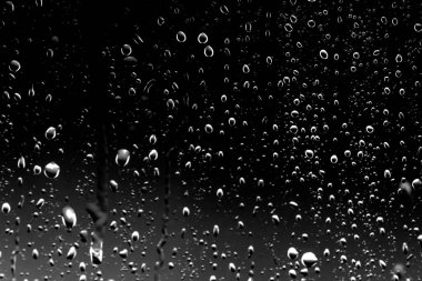 Siyah cam üzerinde yağmur damlaları