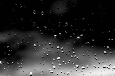Siyah cam üzerinde yağmur damlaları