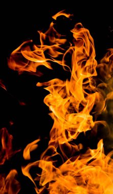 alevler siyah arkaplanda