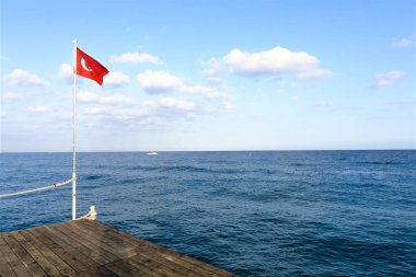 Türk bayrağı deniz ahşap iskele