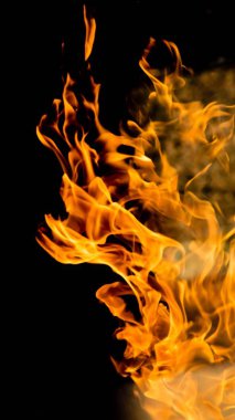 alevler siyah arkaplanda