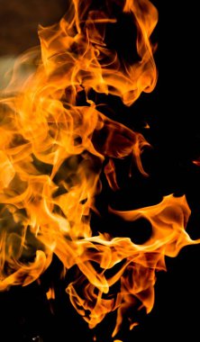 alevler siyah arkaplanda