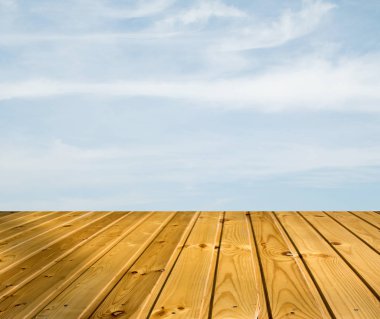 mavi gökyüzü bulutlar ahşap yürüme yolu ile