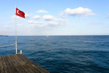 Türk bayrağı deniz ahşap iskele