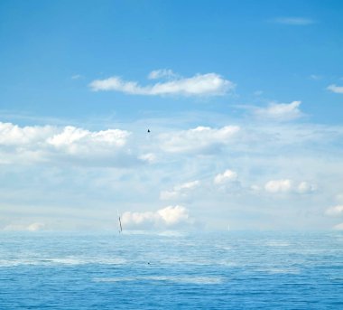 Suya yansıyan deniz bulutlar