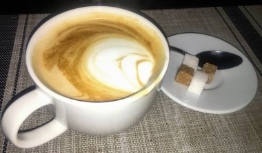 kahve fincanı masada yakın çekim