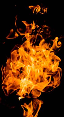 alevler siyah arkaplanda