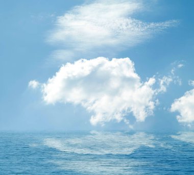 Suya yansıyan deniz bulutlar