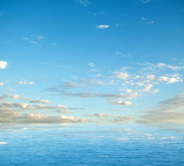 Suya yansıyan deniz bulutlar