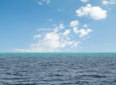 Bulutlu ve denizli mavi gökyüzü