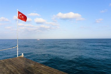 Türk bayrağı deniz ahşap iskele