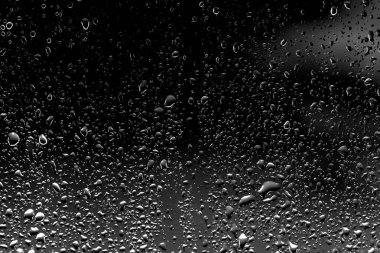 Siyah cam üzerinde yağmur damlaları