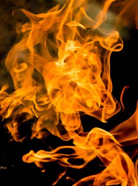 alevler siyah arkaplanda