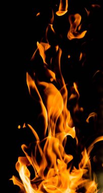 alevler siyah arkaplanda