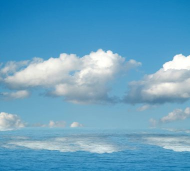 Suya yansıyan deniz bulutlar