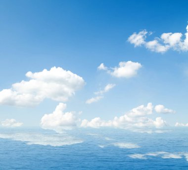 Suya yansıyan deniz bulutlar