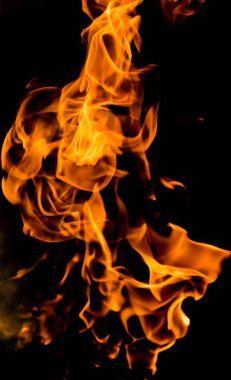 alevler siyah arkaplanda