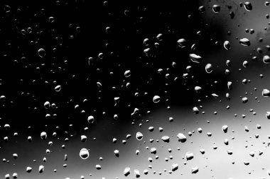 Siyah cam üzerinde yağmur damlaları