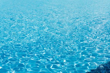 Su havuzu arka planda