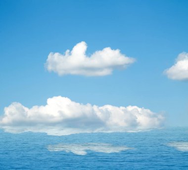 Suya yansıyan deniz bulutlar