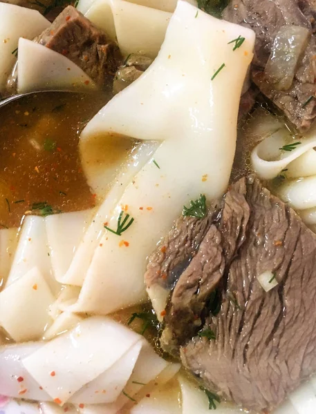 Vlees Met Noodles Soep Eten Close — Stockfoto