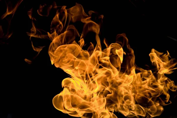 alevler siyah arkaplanda