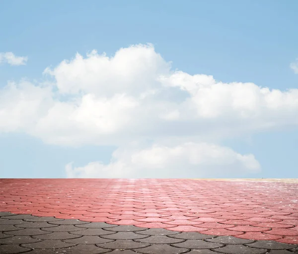 Blå Himmel Med Vita Moln Och Stenläggning — Stockfoto