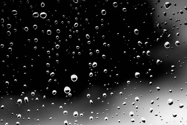 黑玻璃上的雨滴 — 图库照片