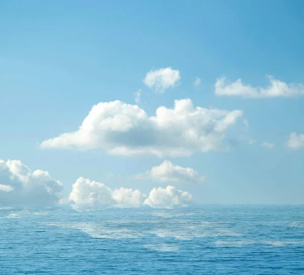 Nubes Mar Reflejadas Agua — Foto de Stock