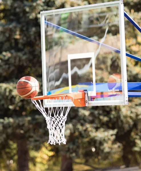 Petropavlovsk Kazachstán Srpna 2017 Basketbal Sportovní Vybavení Házení Míčem Koše — Stock fotografie