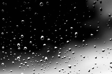 Siyah cam üzerinde yağmur damlaları