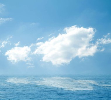 Suya yansıyan deniz bulutlar