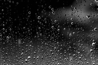 Siyah cam üzerinde yağmur damlaları