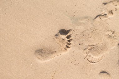 kum, deniz plaj ayak izleri