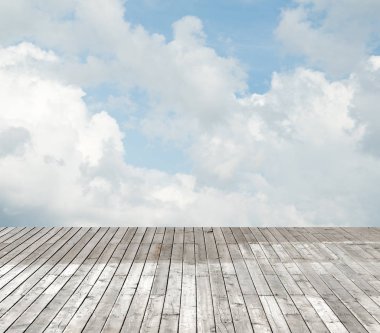 bulutlu gökyüzü karşı ahşap zemin