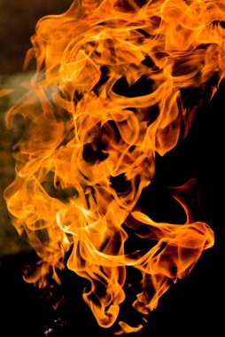 alevler siyah arkaplanda