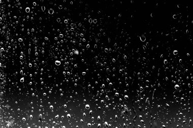 Siyah cam üzerinde yağmur damlaları