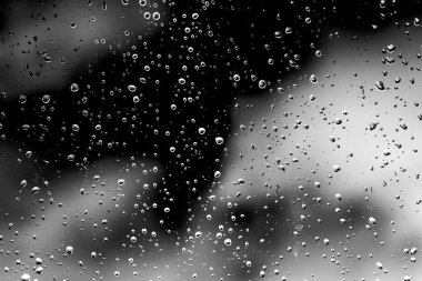 Siyah cam üzerinde yağmur damlaları