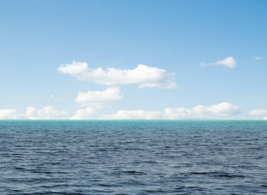 Bulutlu ve denizli mavi gökyüzü