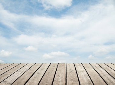 bulutlu gökyüzü karşı ahşap zemin